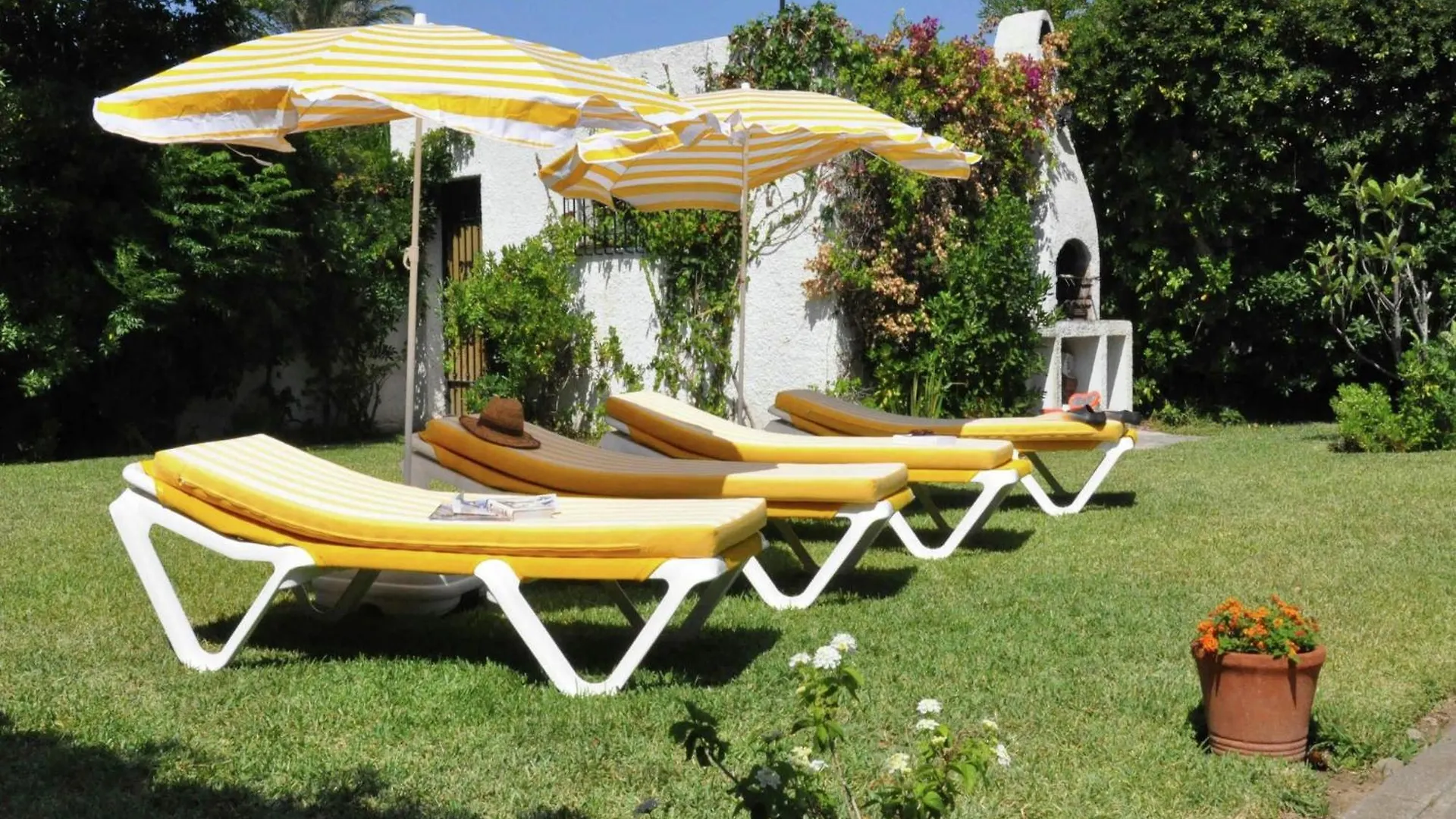 Superb Beachfront Villa With Guest House 50M Opposite 卡拉德米哈斯